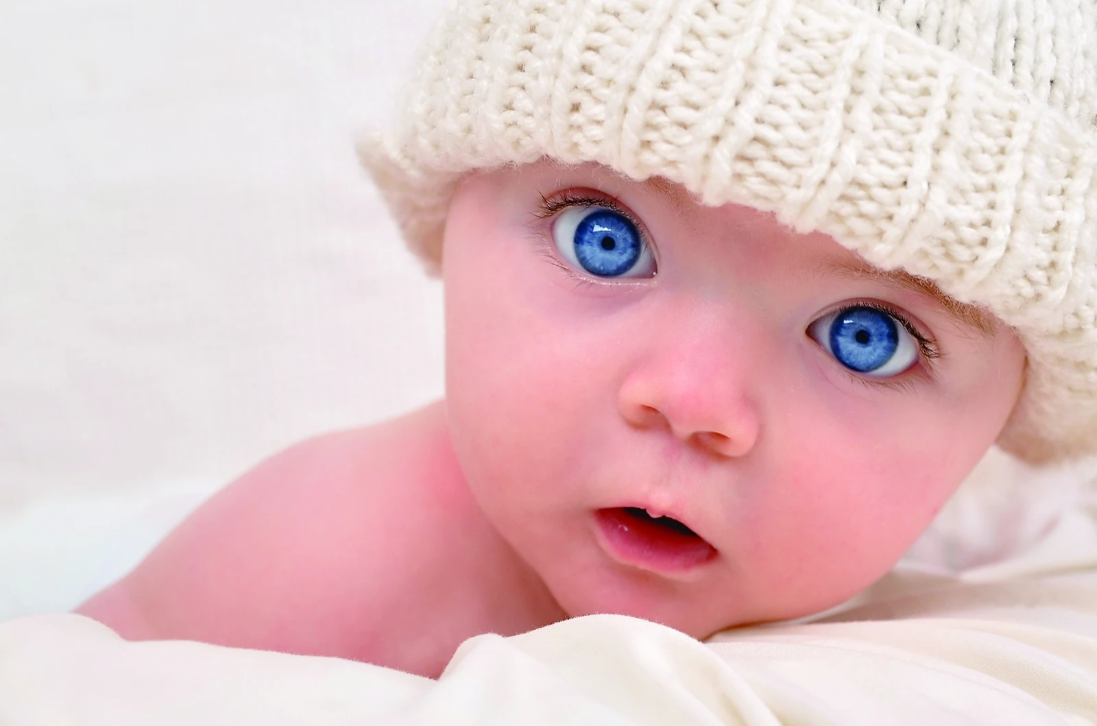 Bebé de ojos azules con gorrito tejido