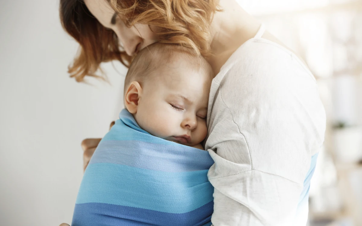 Mamá abrazando a su bebé como representación del paquete Dos Corazones Latiendo